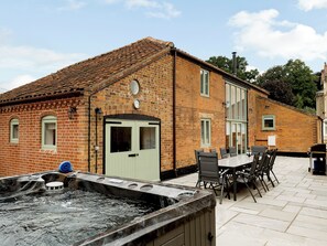 Outdoor dining - 5 bedroom accommodation in North Walsham (North Walsham)