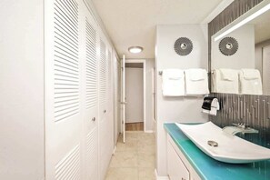 淋浴设施、吹风机、毛巾