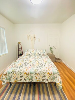 Escritorio, wifi y ropa de cama 