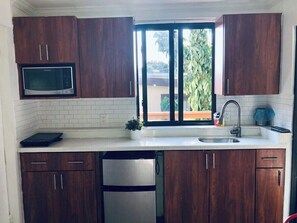 Geladeira, micro-ondas, fogão, cooktop