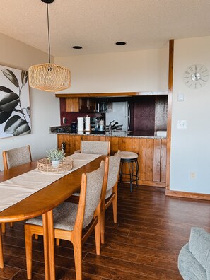 Dining - Serene & Cozy ★ Jetted Tub ★  Fireplace ★ Long Mountain view ★ Close 2 Resort (Sugar Mountain)