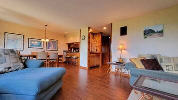 Una Smart TV, una chimenea, videojuegos, Netflix