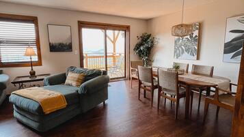 Smart-TV, Kamin, Videospiele, Netflix