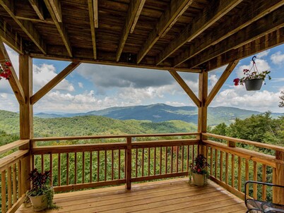 Serene & Cozy ★ Jetted Tub ★ Fireplace ★ Long Mountain view ★ Close 2 Resort