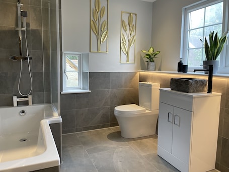 Shower, hair dryer, towels, soap. Cosy Victorian Cottage in Crowborough with Log Burner and parking