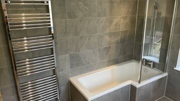 Dusch, hårtork, handdukar och tvål