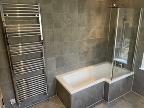 Shower, hair dryer, towels, soap - Cosy Victorian Cottage in Crowborough with Log Burner and parking (Crowborough)