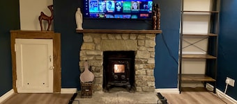 Cosy 18th-Century Cottage in Crowborough with Log Burner, Near Ashdown Forest