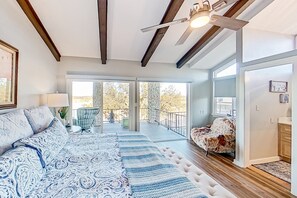 4 bedrooms, iron/ironing board, internet, bed sheets