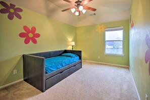 4 bedrooms, iron/ironing board, WiFi, bed sheets - Spacious Richmond Home: Close to Parks & Shopping (Richmond)