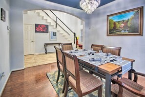 Dining - Spacious Richmond Home: Close to Parks & Shopping (Richmond)