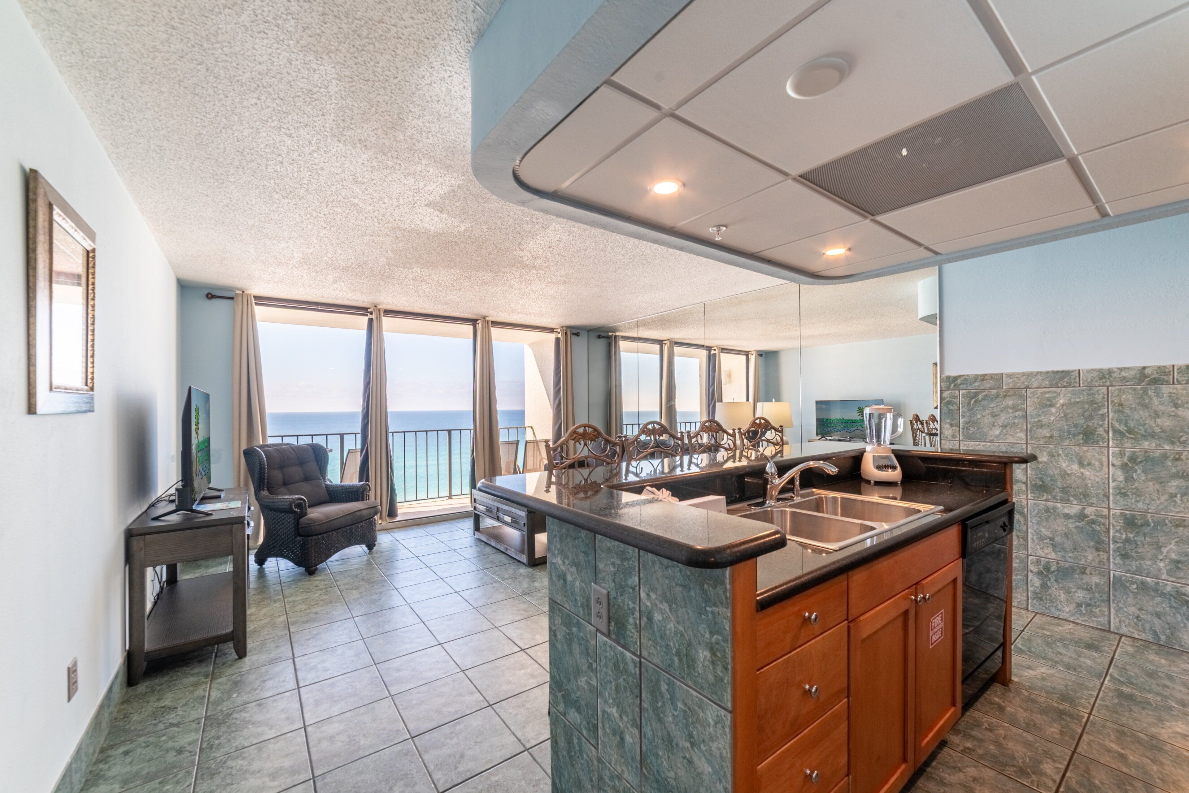 Kühlschrank, Mikrowelle, Herdplatte, Geschirrspüler