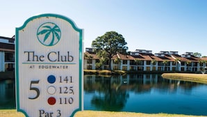 Schild eines Golfplatzes mit dem Aufschrift 'The Club at Edgewater' und den Lochzahlen 5, 141, 125 und 110.