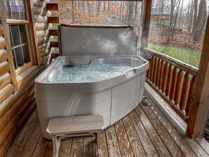 Outdoor spa tub - Tulip Poplar at Tranquil Acres (Millersburg)