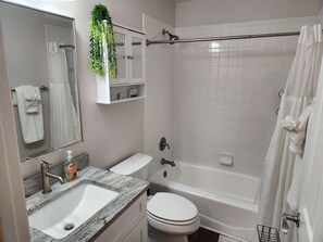 Bañera, secador de pelo y toallas