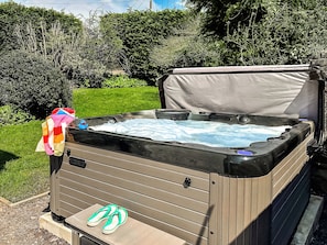 Outdoor spa tub - Foxes Reach - HW7421 (Catbrook, near Tintern)