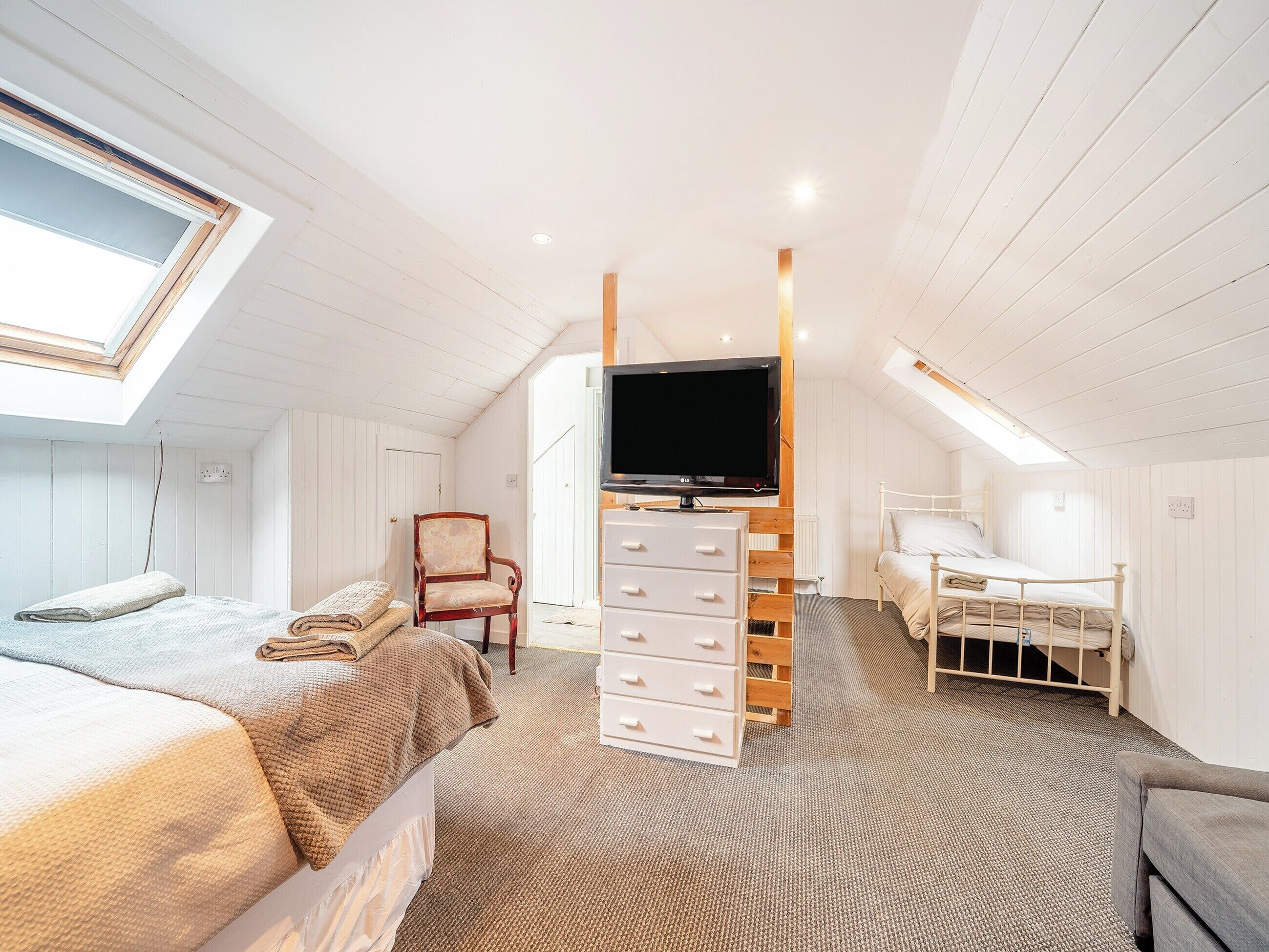 5 bedrooms, free WiFi, bed sheets