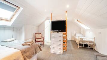 5 bedrooms, free WiFi, bed sheets