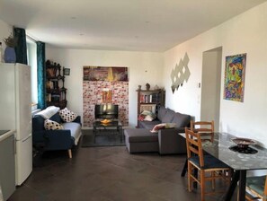 Una televisión, libros