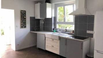 Réfrigérateur, micro-ondes, lave-vaisselle, cafetiÚre/bouilloire