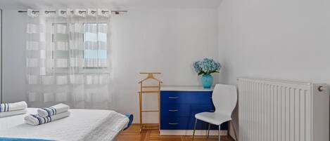 6 slaapkamers, een strijkplank/strijkijzer, reisbedje, gratis wifi