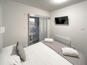 2 bedrooms, WiFi (free), bed sheets