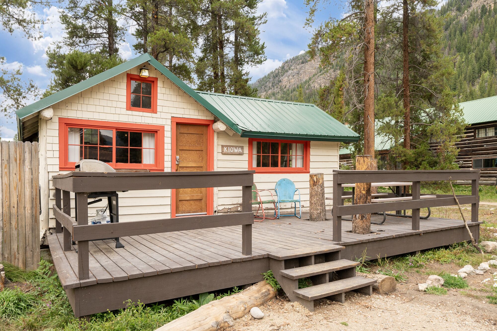 Rustic Cabin in the woods, Pet Friendly, Hiking Trails, Close to Lake Granby!