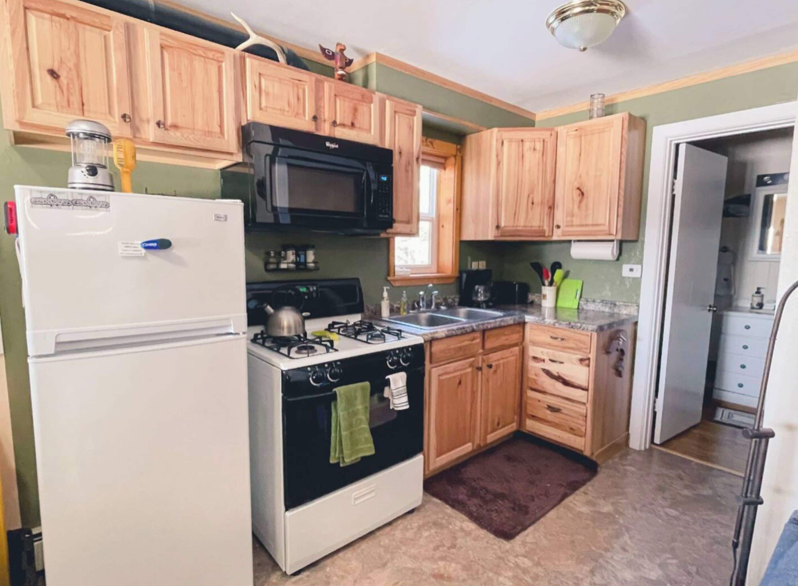 Kjøleskap, mikrobølgeovn, ovn og kokeplater