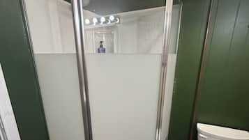 Doccia, asciugacapelli, asciugamani, sapone