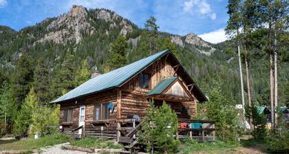 Mountain Views, Edge of Wilderness, Pet Friendly, Close to Lake Granby!