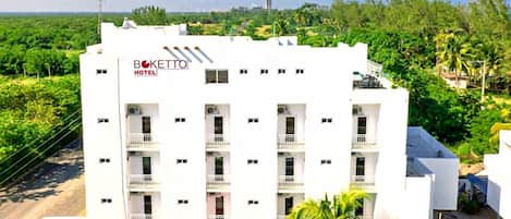 Vista frontal de la propiedad