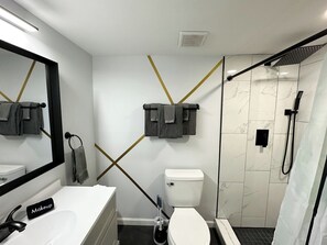 Sèche-cheveux, serviettes fournies, savon, papier toilette