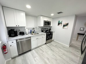 Refrigerador, microondas, horno, placa de cocina