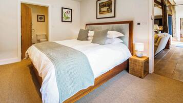 4 bedrooms, free WiFi, bed sheets, wheelchair access