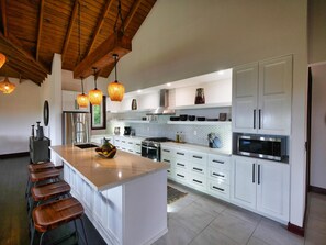 Een koelkast, een magnetron, een oven, een kookplaat