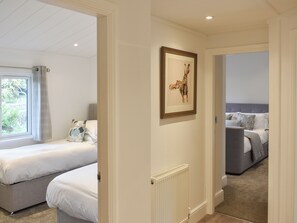 3 bedrooms, free WiFi, bed sheets - 3 bedroom accommodation in Great Strickland (Great Strickland)