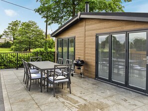 Outdoor dining - 3 bedroom accommodation in Great Strickland (Great Strickland)