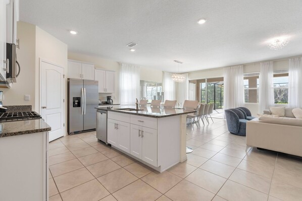 Four à micro-ondes, lave-vaisselle, chaise haute, essuie-tout