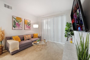 Smart TV, fireplace