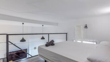 Tabla de planchar con plancha, wifi gratis, ropa de cama