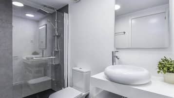 Ducha, secador de pelo y toallas