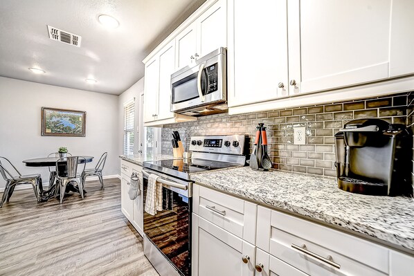 冷蔵庫、電子レンジ、オーブン、コンロ