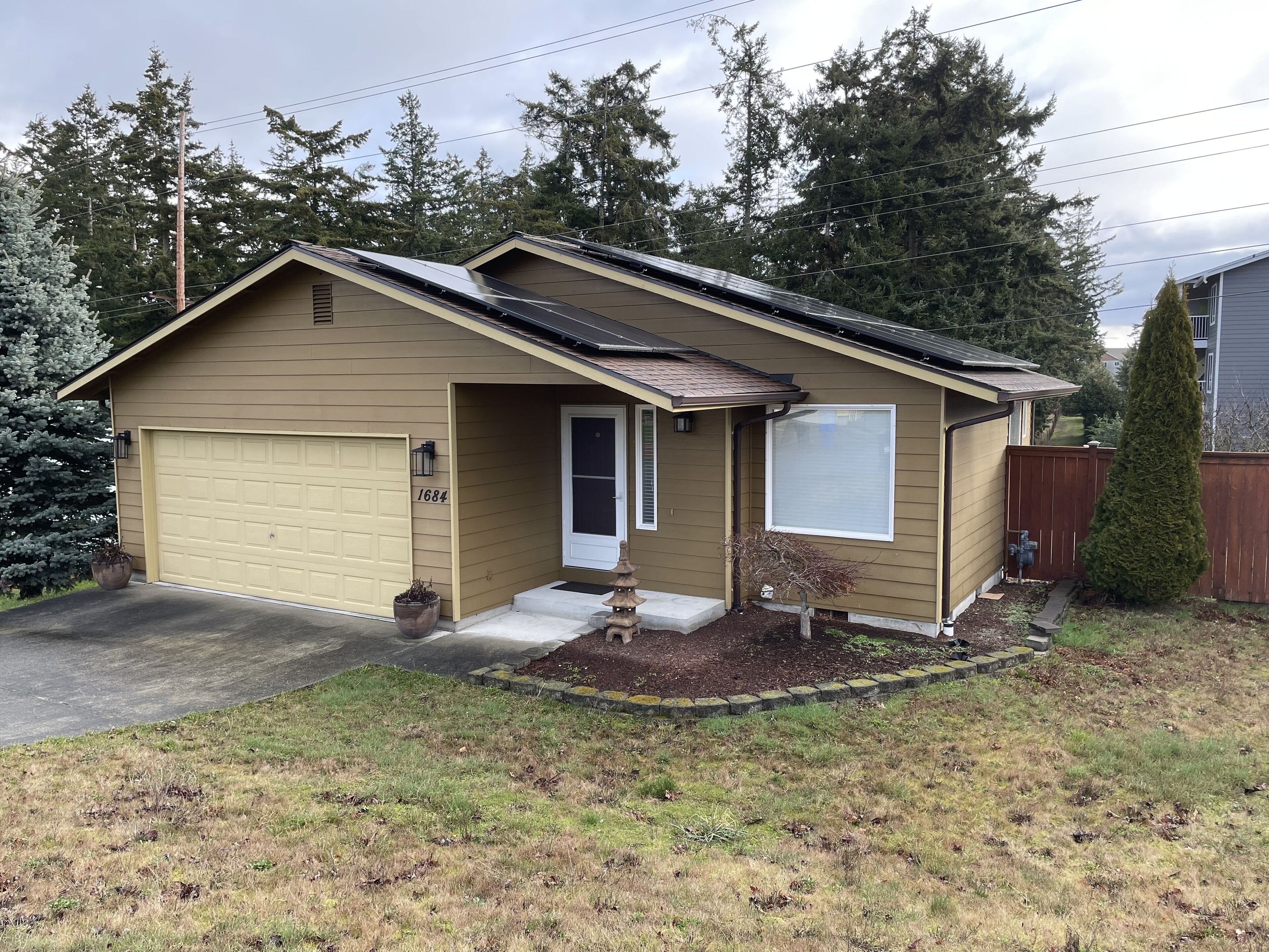 Comfortable full furnished home with patio and backyard.