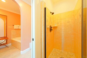 Douche, baignoire à jets, sèche-cheveux