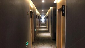 A hotel hallway with a carpeted floor and doors marked with room numbers. - Shankee Hotel (Xianyou Lizhong Pedestrian Street) (Xianyou)
