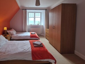 3 bedrooms, free WiFi, bed sheets - 3 bedroom accommodation in Stronachlachar (Stronachlachar)