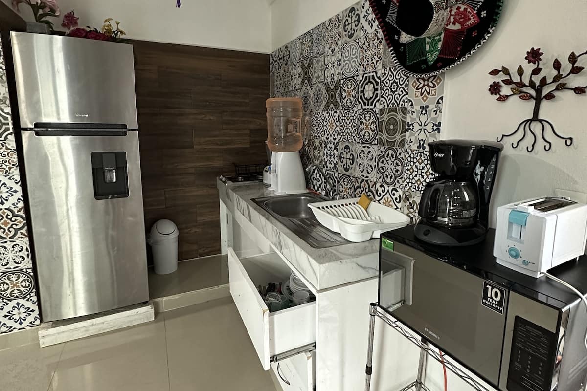 Departamento tradicional, 1 cama Queen size y sofá cama | Cocina privada | Refrigerador con congelador, microondas y plancha de cocina