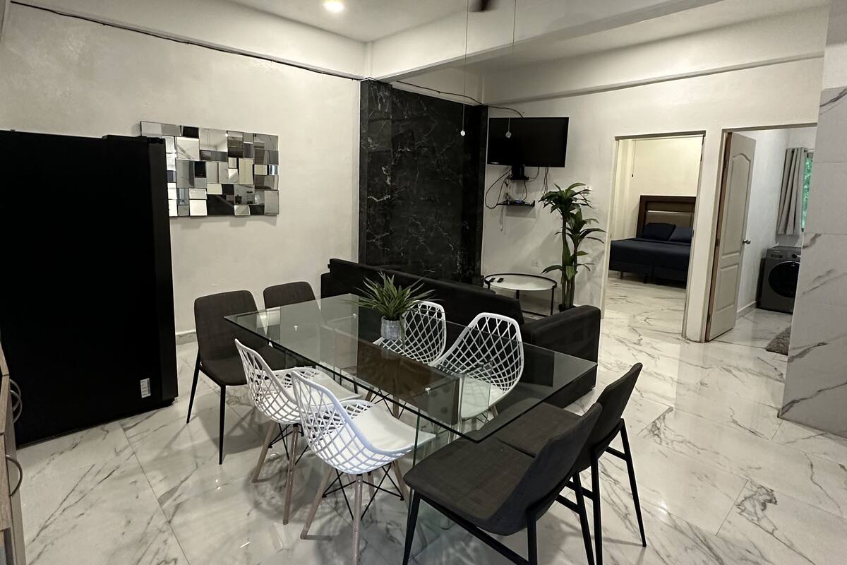 Departamento familiar, 2 habitaciones | Área de sala de estar | Smart TV de 35 pulgadas con canales digitales, televisión y Netflix