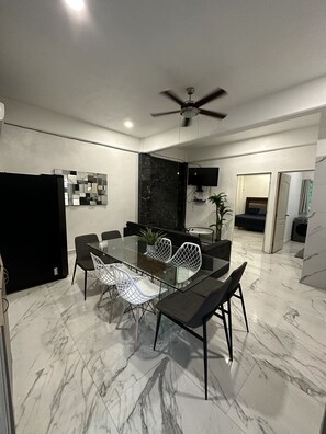 Departamento familiar, 2 habitaciones | Área de sala de estar | Smart TV de 35 pulgadas con canales digitales, televisión y Netflix 
