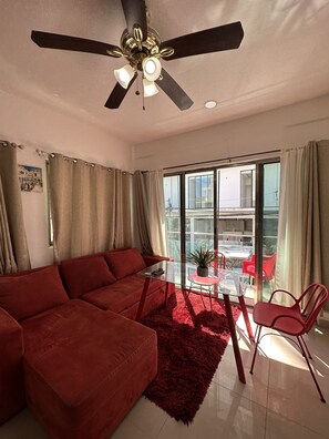 标准公寓, 1 张大床和 1 张沙发床 | 起居区 | 35-英寸智能电视（配备数码频道）、电视、Netflix